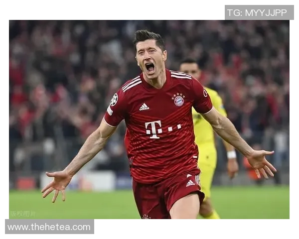 莱万重返老特拉福德为曼联进球拜仁球迷怒斥其背叛与忘恩负义